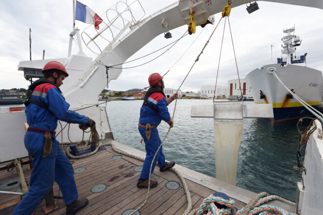 Des membres d'équipage de l'Ifremer Europe, le 15 septembre 2015, à La-Seyne-sur-Mer. © Anne-Christine Poujoulat / AFP