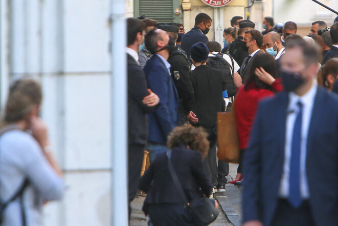 Emmanuel Macron déambule dans les rues de Valence, le 8 juin 2021, après avoir reçu une gifle à Tain-l’Hermitage. © Nicolas Guyonnet / Hans Lucas via AFP Emmanuel Macron déambule dans les rues de Valence, le 8 juin 2021, après avoir reçu une gifle à Tain-l’Hermitage. © Nicolas Guyonnet / Hans Lucas via AFP