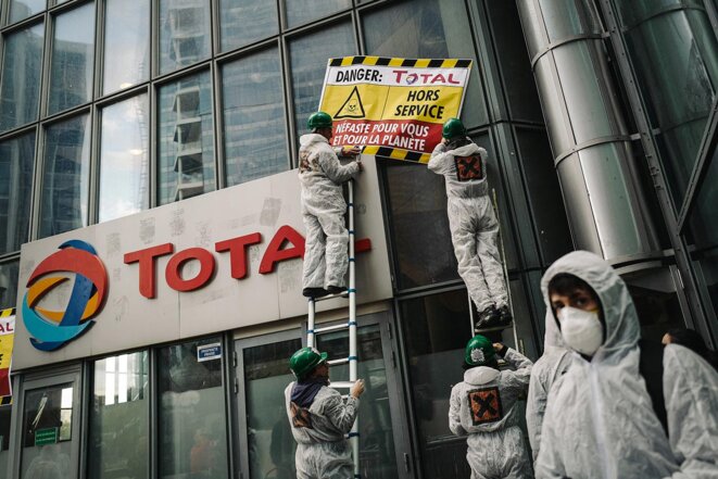 Action de militants d’ATTAC sur les vitres du siège Total à La Défense, le 12 octobre 2019. © Photo Lucas Barioulet / AFP Action de militants d’ATTAC sur les vitres du siège Total à La Défense, le 12 octobre 2019. © Photo Lucas Barioulet / AFP