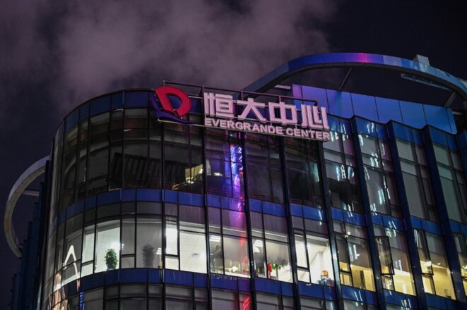 La façade du Evergrande Center de Shanghai, le 9 octobre 2021. © Hector RETAMAL / AFP La façade du Evergrande Center de Shanghai, le 9 octobre 2021. © Hector RETAMAL / AFP