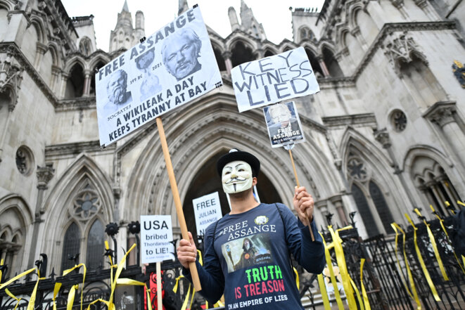 Des manifestants devant la Haute Cour de justice à Londres, le mercredi 27 octobre 2021. © JUSTIN TALLIS / AFP Des manifestants devant la Haute Cour de justice à Londres, le mercredi 27 octobre 2021. © JUSTIN TALLIS / AFP