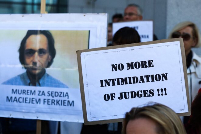 Une manifestation de soutien à un magistrat suspendu, à Cracovie, le 25 octobre. © Beata Zawrzel / NurPhoto via AFP