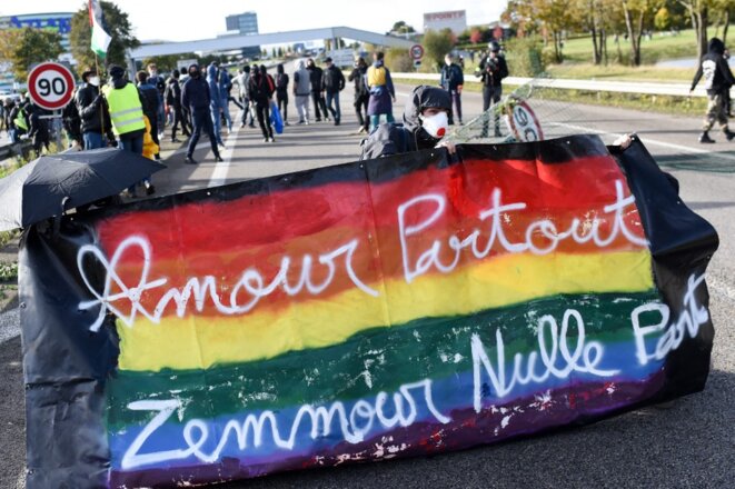 Une banderole déployée lors de la manifestation à Nantes contre la venue d’Éric Zemmour samedi 30 octobre © Sebastien Salom-Gomis/AFP Une banderole déployée lors de la manifestation à Nantes contre la venue d’Éric Zemmour samedi 30 octobre © Sebastien Salom-Gomis/AFP