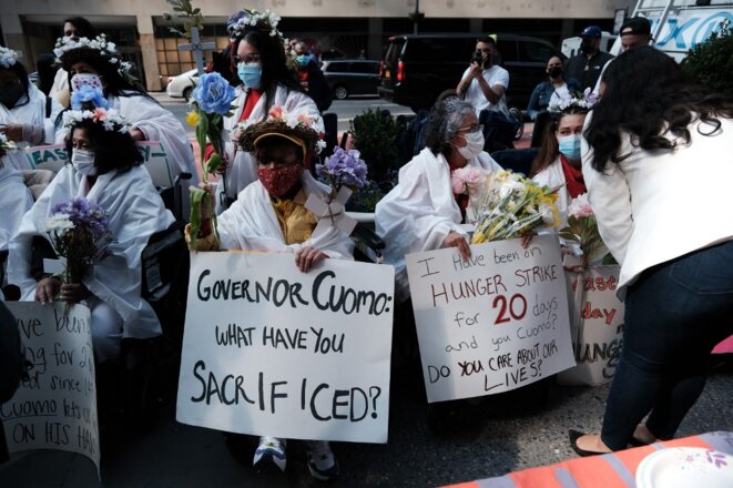 Des travailleuses « essentielles » sans papiers en grève de la faim en avril 2021 à New York. © Spencer Platt/Getty Images/AFP