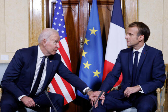 Joe Biden et Emmanuel Macron lors d’une conférence de presse à l’ambassade de France au Vatican, le 29 octobre 2021 © Ludovic Marin / AFP
