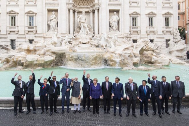 Les chefs d’État et de gouvernement du G20 devant la fontaine de Trevi à Rome, le 31 octobre. © Eyepress News via AFP