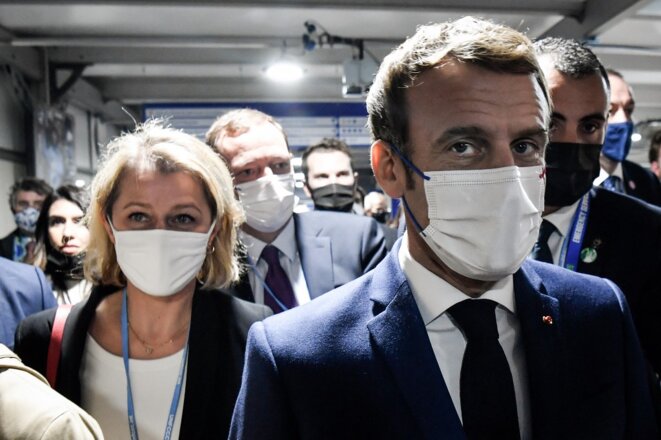 Le président français Emmanuel Macron (à droite) et la ministre française de la transition écologique Barbara Pompili (à gauche) arrivant pour le début du sommet climatique COP26, à Glasgow, le 1er novembre 2021. © ALAIN JOCARD / AFP