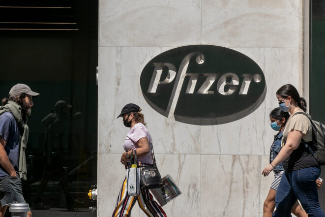 Devant le siège de Pfizer à New York, le 22 juillet 2020. © Photo Jeenah Moon / Getty Images via AFP