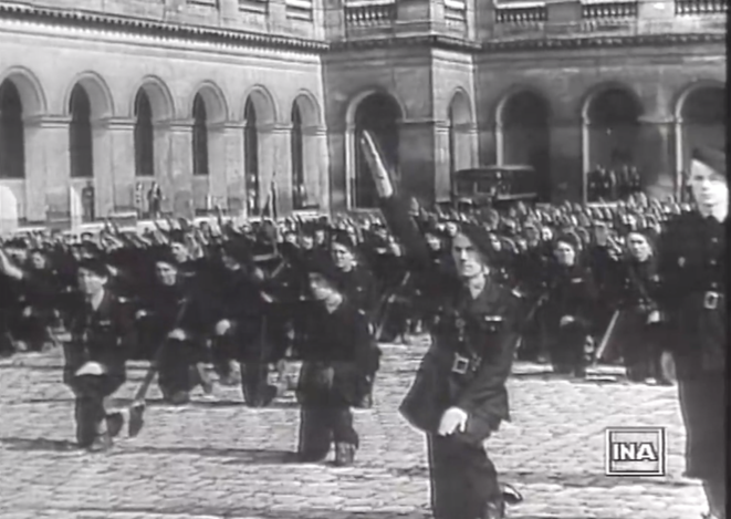 2 juillet 1944, dans la cour de l’hôtel des Invalides à Paris, lors de la prestation de serment de mille nouveaux miliciens de la Franc-Garde. © Ina