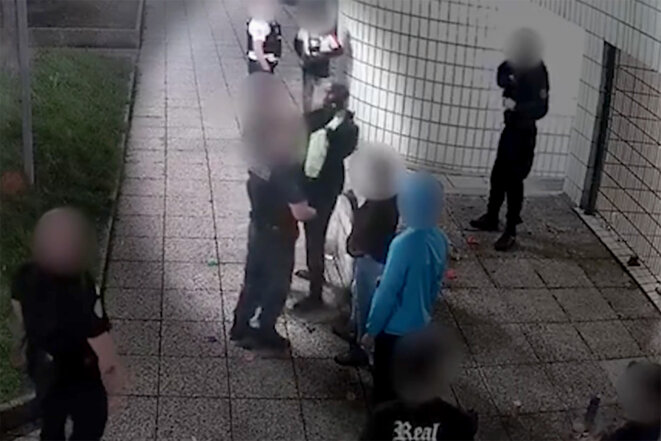 Capture d'écran d'une vidéo montrant l’interpellation violente de Seriba dans la cour de son immeuble à Paris, en septembre dernier. © Document Mediapart