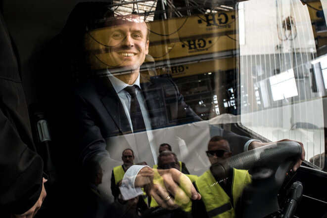 Emmanuel Macron dans un bus lors d’une visite de l'usine Iveco, à Annonay, le 21 septembre 2015. © Photo Jean-Philippe Ksiazek / AFP