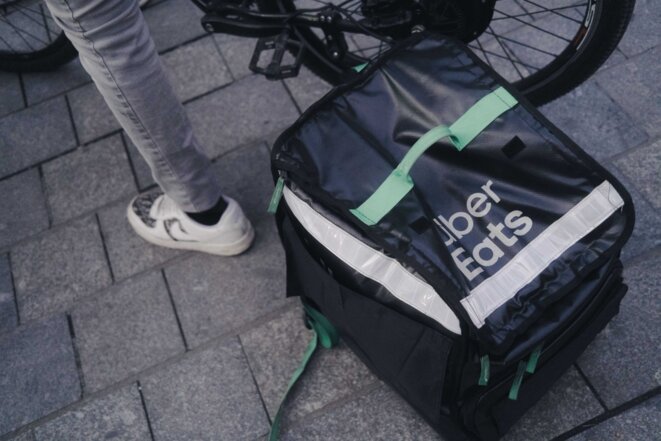 Les livreurs à vélo doivent payer eux-mêmes leurs sacs de transport floqués Uber Eats, vendus 69,90 euros pièce. © Photo : Nicolas Lee/Encrage.