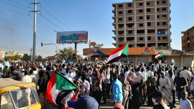 À Khartoum, deux rassemblements réussissent à se rejoindre, samedi 13 novembre 2021.