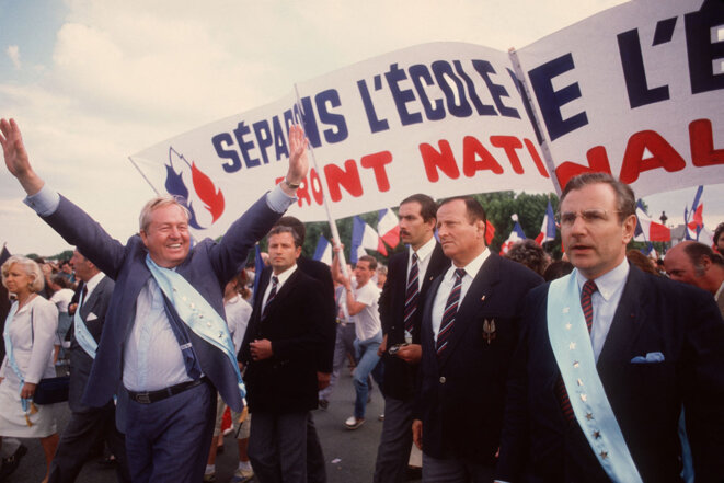 Jean-Marie Le Pen lors de la manifestation en faveur de l'enseignement libre, à Paris, le 24 juin 1984. © Photo AFP.