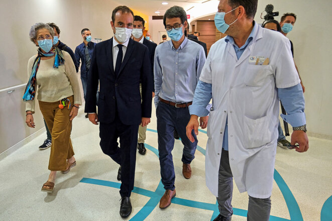 Le ministre français des Outre-mer, Sébastien Lecornu, lors de sa visite à l’hôpital de Nouméa, en Nouvelle-Calédonie, le 13 octobre 2021. © Photo Clotilde Richalet / Hans Lucas via AFP