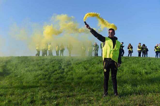 Lors de la manifestation de Gilets jaunes contre la hausse des prix du carburant, le 17 novembre 2018 à Bordeaux. © Photo Nicolas Tucat / AFP