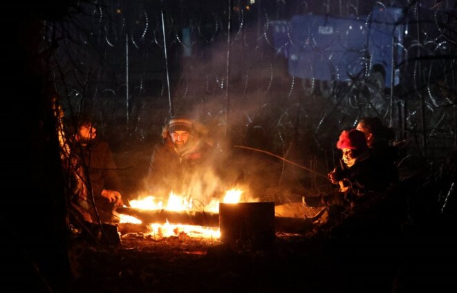 Des migrants à la frontière polono-biélorusse, mardi 16 novembre. © Photo Maxim Guchek / Belta / AFP