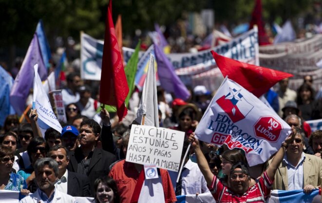 Enseignants et étudiants manifestant à Valparaiso le 17 novembre 2011. © Photo Martin Bernetti / AFP