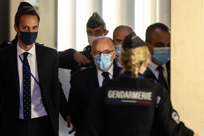 Paris, le 17 novembre 2021. L'ancien ministre de l'Intérieur, Bernard Cazeneuve, arrive au Palais de Justice. © Photo Thomas Coex / AFP