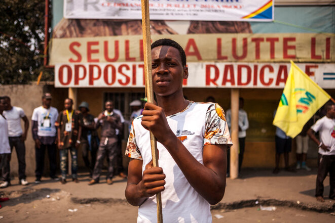 Un partisan de l'opposition menée par Étienne Tshisekedi et demandant la tenue d'élections et la démission de Joseph Kabila lors d'un rassemblement à Kinshasa le 31 juillet 2016. © Photo Eduardo Soteras / AFP