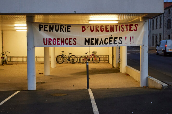 À Montaigu, une pancarte pour protester contre la pénurie de personnel soignant devant les urgences. © Mathieu Thomasset / Hans Lucas via AFP