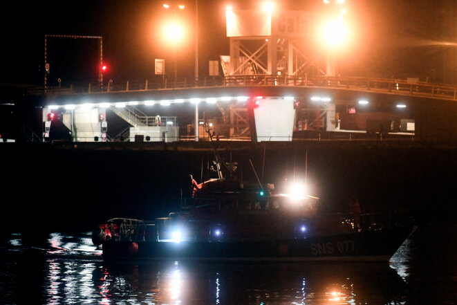 La bateau de sauvetage rapatriant le corps des exilés naufragés, à Calais, le 24 novembre. © François Lo Presti / AFP