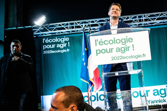 Philippe Bouriachi, à gauche, aux côtés de Yannick Jadot lors de son discours de victoire à la primaire écologiste, à Pantin, le 28 septembre 2021. © Photo Sébastien Calvet / Mediapart