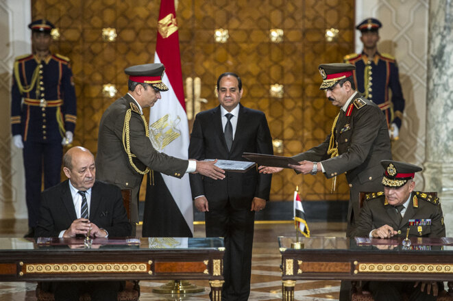 Le ministre français de la défense, Jean-Yves Le Drian, et le ministre égyptien de la défense, le général Sedki Sobhi, signent des contrats militaires en présence du président égyptien, Abdel Fattah al-Sissi, le 16 février 2015 au Caire. © Photo Khaled Desouki / AFP
