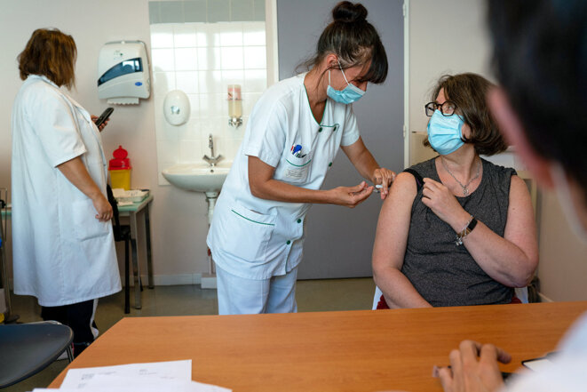 Double vaccination contre la grippe et le Covid-19 pour le personnel soignant à l'hôpital Saint-Camille à Bry-sur-Marne, le 18 novembre 2021. © Photo Aline Morcillo / Hans Lucas via AFP