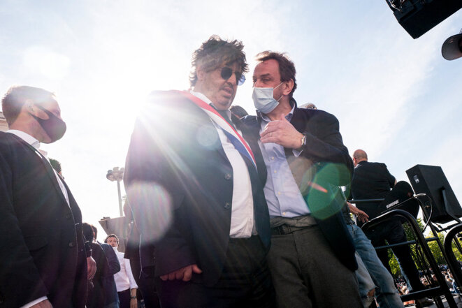 Meyer Habib, à gauche, lors du rassemblement pour demander « justice pour Sarah Halimi » à Paris, le 25 avril 2021. © Photo Nicolas Portnoi / Hans Lucas via AFP