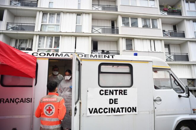 Une centre de vaccination mobile de la Croix-Rouge à Villetaneuse, en Seine-Saint-Denis. © Photo Alain Jocard / AFP