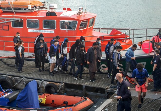 Des Irakiens, Iraniens et Afghans secourus par un bateau de la Société nationale de sauvetage en mer (SNSM) à Calais, le 15 septembre 2021. © Bernard Barron / AFP