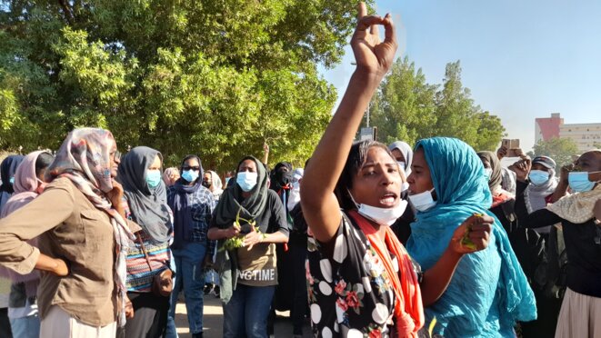Des jeunes femmes manifestent le 21 novembre, jour de l’accord entre les militaires et Abdallah Hamdok qui rétablit celui-ci dans ses fonctions de premier ministre. © GL