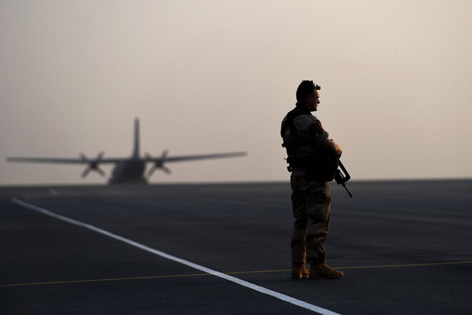 Un soldat français de l’opération Barkhane sur l'aéroport international de Bamako, au Mali, le 19 février 2016. © Photo Miguel Medina / AFP