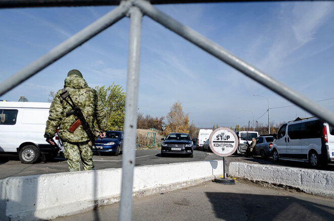 Milove, Ukraine, le 21 octobre 2021. Certains habitants du Donbass traversent à pied la "zone zéro" qui sépare les deux postes de contrôle frontaliers. © Photo Clara Marchaud pour Mediapart