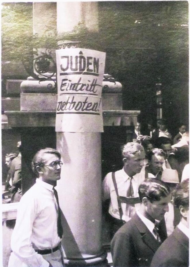 "Juifs: Entrée interdite", une affiche antisémite à l'extérieur de l'université de Vienne en juin 1931.  Durant l'entre-deux-guerres les mouvements d'extrême droite y ont fait régner leur loi. © Privé/Der Standard