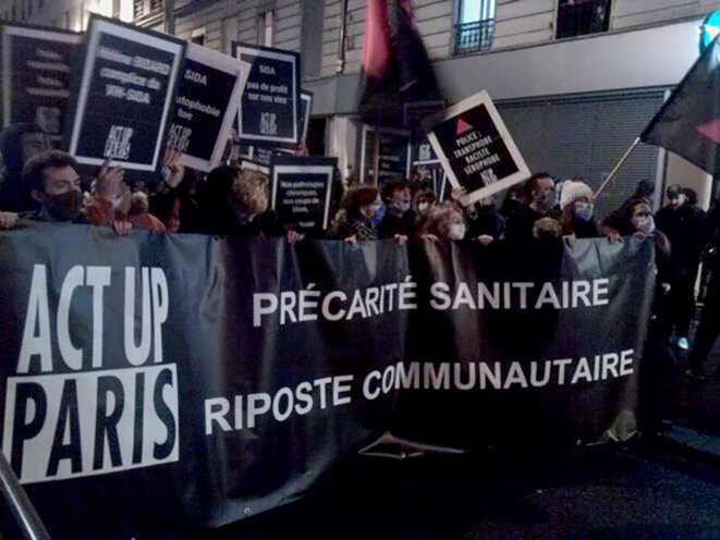 Banderole d'Act Up du cortège de tête de la manifestation du 1er décembre à Paris. © James Gregoire