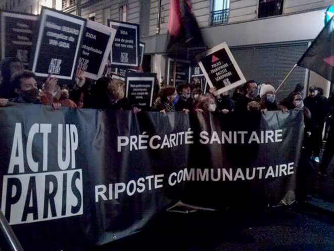 Banderole d'Act Up du cortège de tête de la manifestation du 1er décembre à Paris. © James Gregoire Banderole d'Act Up du cortège de tête de la manifestation du 1er décembre à Paris. © James Gregoire