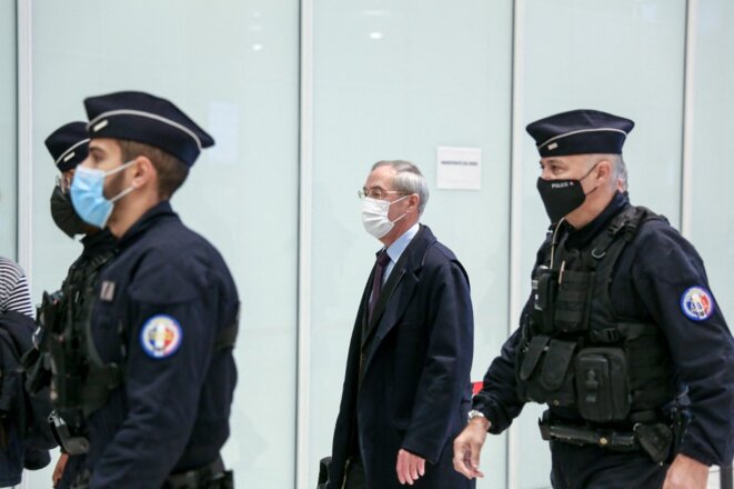 Claude Guéant arrive au tribunal judiciaire de Paris, le 2 novembre 2021. © Photo Michel Stoupak / NurPhoto