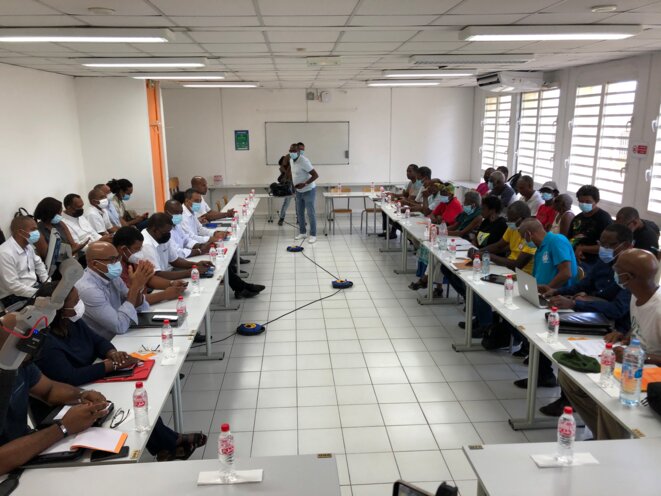 L'ouverture de la réunion entre le collectif et les élu·es de Guadeloupe, jeudi 2 décembre, à Pointe-à-Pitre. © CG