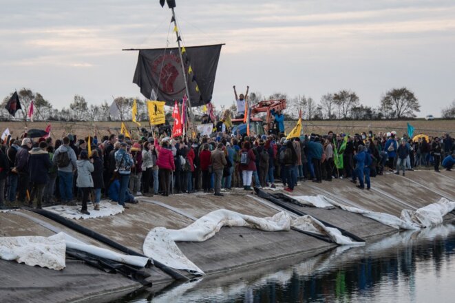 Dans les Deux-Sèvres, des milliers de personnes ont manifesté, le 6 novembre, contre le projet de « méga-bassines » destinées à irriguer les terres agricoles. © Photo Xavier Leoty / AFP Dans les Deux-Sèvres, des milliers de personnes ont manifesté, le 6 novembre, contre le projet de « méga-bassines » destinées à irriguer les terres agricoles. © Photo Xavier Leoty / AFP