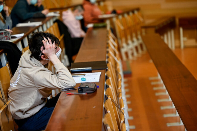 Des étudiants de l'université de Rennes 1, lors d’un cours de physique supervisé, le 4 janvier 2021. © Photo Damien Meyer / AFP