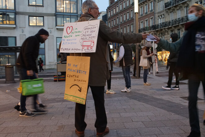 Distribution des tracts contre "Amazon et son monde" dans le centre de Rouen. © Photo Amélie Poinssot / Mediapart