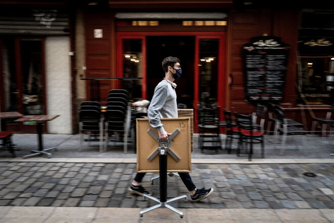 Préparation d’une terrasse de café à Lyon, le 19 mai 2021. © Photo Jeff Pachoud / AFP