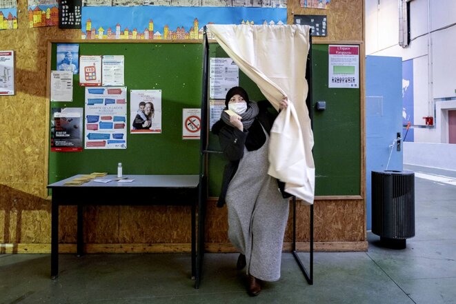 Vote lors du référendum sur les rythmes scolaires à Saint-Fons, le 10 décembre 2021. © Photo Bruno Amsellem pour Mediapart