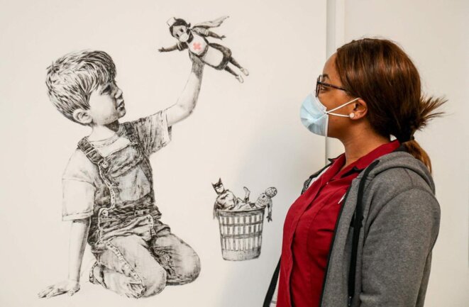 Banksy, une œuvre aux enchères au profit du service de santé britannique © STUART MARTIN / AFP Banksy, une œuvre aux enchères au profit du service de santé britannique © STUART MARTIN / AFP
