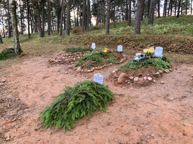 Des migrants morts à la frontière entre la Pologne et la Biélorussie, enterrés dans le village tatar de Bohoniki. © Photo Nejma Brahim / Mediapart