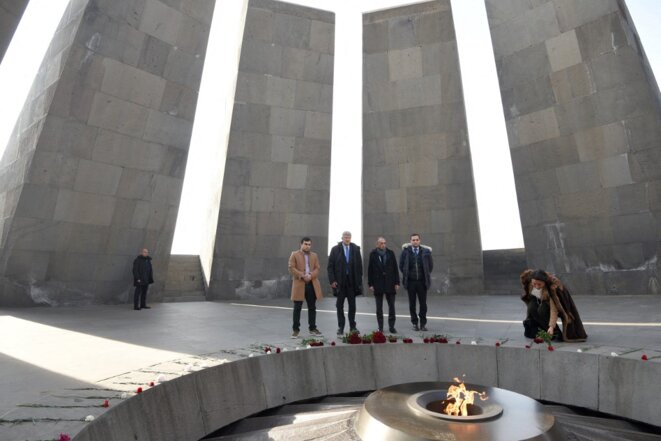 Eric Zemmour et Philippe de Villiers devant le Mémorial du génocide arménien à Erevan, le 12 décembre 2021. © Karen Minasyan/AFP