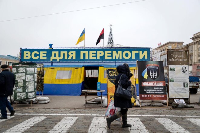 « Tout pour la victoire » écrit sur une tente d'activistes de Maïdan sur la grande place de Kharkiv en Ukraine. © Photo Clara Marchaud pour Mediapart