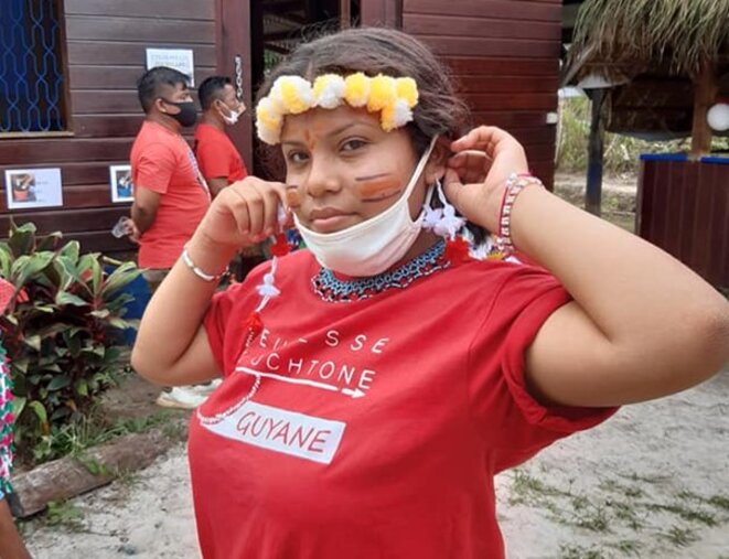 Jeune femme du village amérindien Kali'na de Prospérité, en Guyane Photo DR.